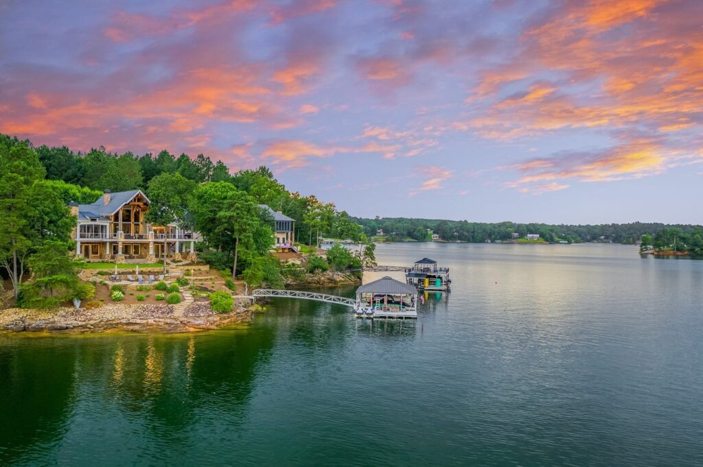 Romantic Getaways in Smith Lake